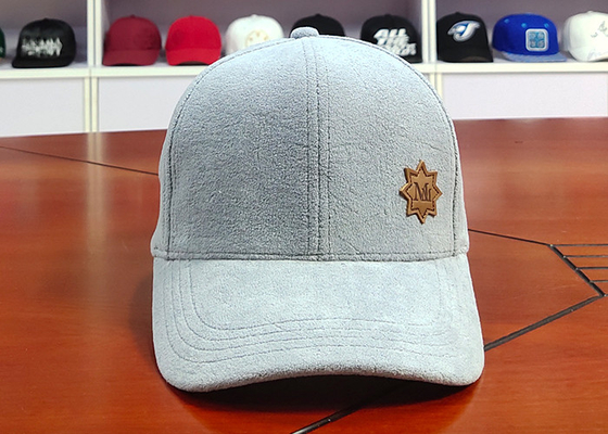 Os chapéus do paizinho dos esportes da forma personalizam a curva cinzenta escura do logotipo do remendo do couro da tela de Toweling