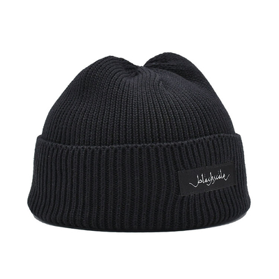 Os chapéus bordados 54cm unisex do inverno anulam etiqueta feita sob encomenda o Beanie feito malha liso Cuffed