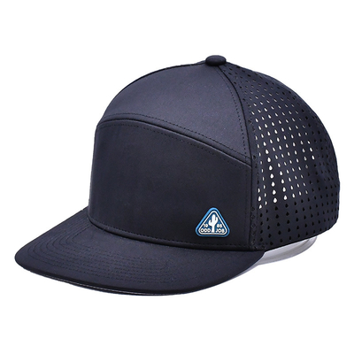 Black 6 Panel Trucker Snapback Hat Construção estruturada Logotipo de remendo de borracha personalizado Atrás 4 Painéis de buracos a laser