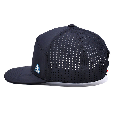 Black 6 Panel Trucker Snapback Hat Construção estruturada Logotipo de remendo de borracha personalizado Atrás 4 Painéis de buracos a laser