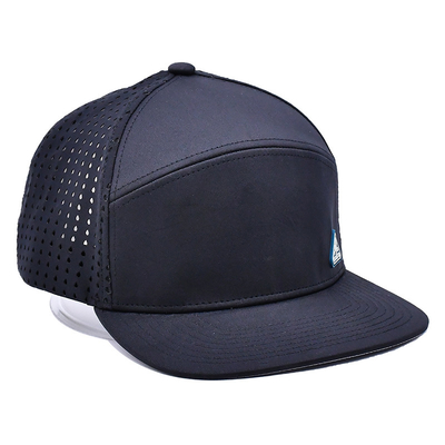 Black 6 Panel Trucker Snapback Hat Construção estruturada Logotipo de remendo de borracha personalizado Atrás 4 Painéis de buracos a laser
