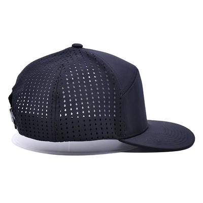 Black 6 Panel Trucker Snapback Hat Construção estruturada Logotipo de remendo de borracha personalizado Atrás 4 Painéis de buracos a laser