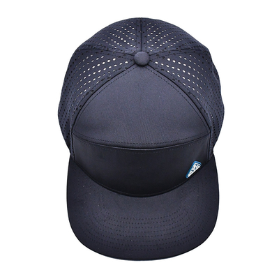 Black 6 Panel Trucker Snapback Hat Construção estruturada Logotipo de remendo de borracha personalizado Atrás 4 Painéis de buracos a laser