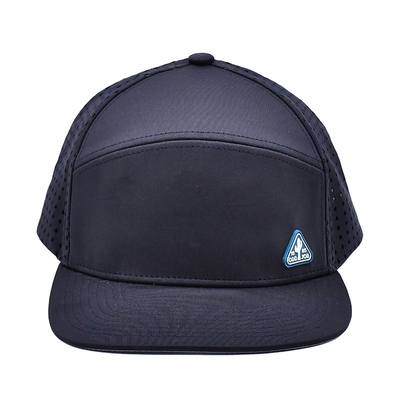 Black 6 Panel Trucker Snapback Hat Construção estruturada Logotipo de remendo de borracha personalizado Atrás 4 Painéis de buracos a laser