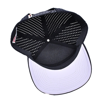 Black 6 Panel Trucker Snapback Hat Construção estruturada Logotipo de remendo de borracha personalizado Atrás 4 Painéis de buracos a laser
