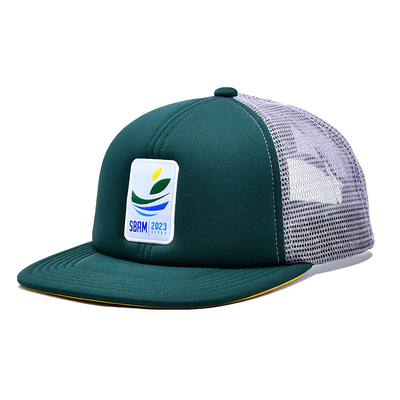 Esponja personalizada confortável 6 painéis visor plano construído Trucker Cap com patch de bordado