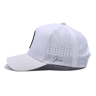 Boné de pai esportivo com logotipo de PVC de borracha de 5 painéis personalizados OEM, orifício cortado a laser, perfurado, desempenho esportivo, branco, resistente à água, resistente a UV, boné de beisebol