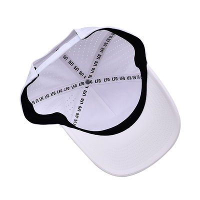 Boné de pai esportivo com logotipo de PVC de borracha de 5 painéis personalizados OEM, orifício cortado a laser, perfurado, desempenho esportivo, branco, resistente à água, resistente a UV, boné de beisebol