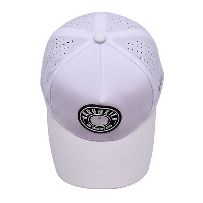 Boné de pai esportivo com logotipo de PVC de borracha de 5 painéis personalizados OEM, orifício cortado a laser, perfurado, desempenho esportivo, branco, resistente à água, resistente a UV, boné de beisebol