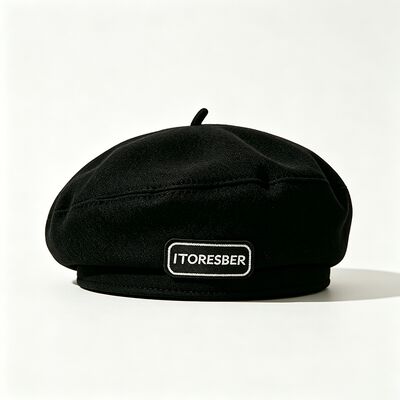 Boné de boina preto clássico com alta durabilidade, cuidado somente com as mãos, mistura de lã macia com etiqueta de letras e versatilidade para todas as estações