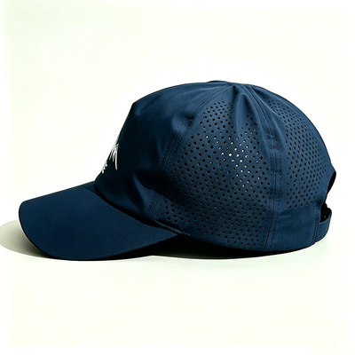 Um tamanho combina com todos os bonés desportivos personalizados oferecendo bordas curvas e costuras de contraste perfeitas para eventos desportivos corporativos