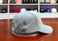 Os chapéus do paizinho dos esportes da forma personalizam a curva cinzenta escura do logotipo do remendo do couro da tela de Toweling