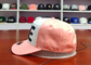 Logotipo cor-de-rosa de seda do bordado dos bonés de beisebol da lantejoula da borda da curva/chapéus na moda do paizinho