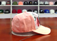 Logotipo cor-de-rosa de seda do bordado dos bonés de beisebol da lantejoula da borda da curva/chapéus na moda do paizinho