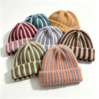 Bonés de malha de tecido comuns feitos de acrílico, incluindo bordados, jacquard e estilos lisos